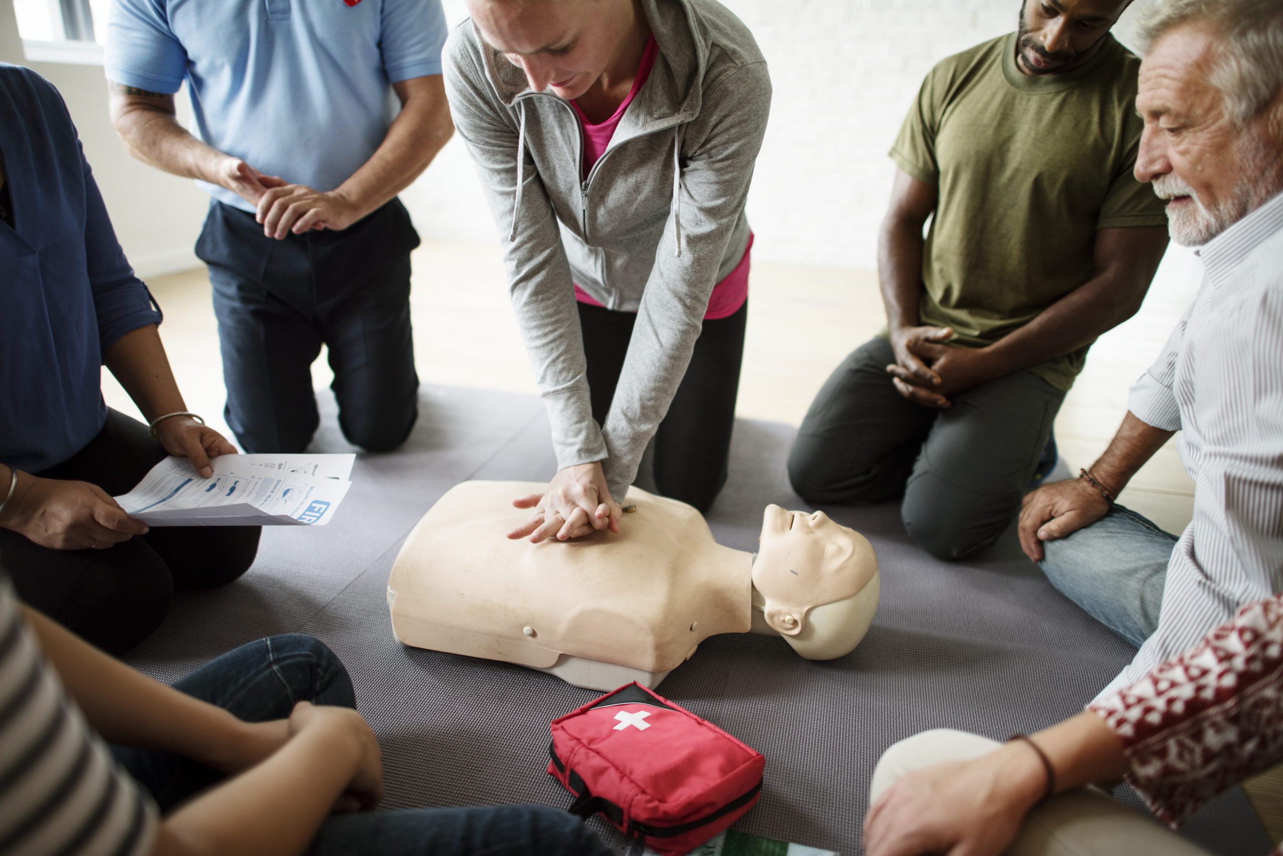 group-diverse-people-cpr-training-class-3 NREH 2026: aanpassingen voor reanimeren